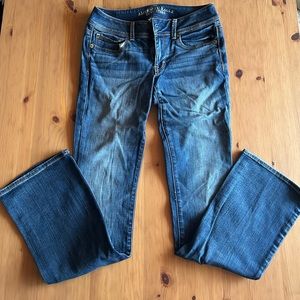 Great condition American Eagle kick boot jeans. Size 6 LONG.